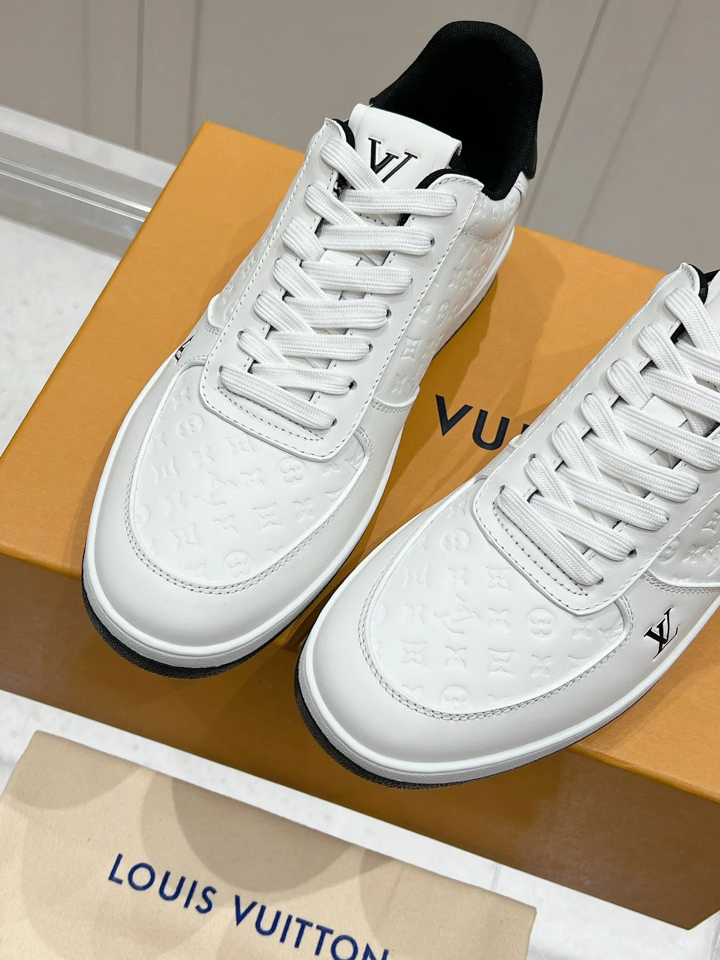 👟👟Ex-factory price 680👟👟 LV new style casual white shoes for men, simple and fashionable, light and comfortable, size: 39-44 (order 45)